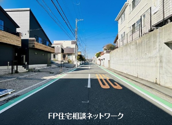 外観:第一種低層住居専用地域の良好な住環境が保たれたエリア。低層の一戸建てを中心とした街並みが整然と続き、周辺は高い建物が建っていないので、採光や開放性に恵まれています。