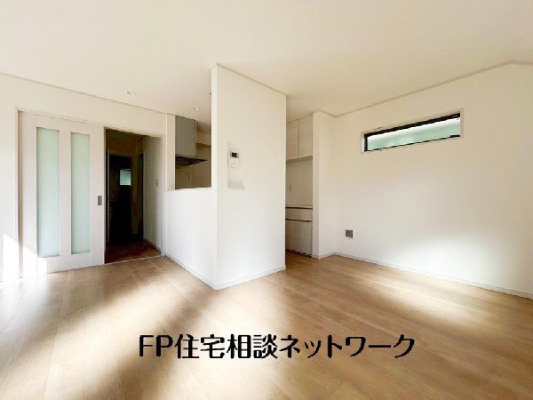 大切なご家族が集まるＬＤＫはこだわりたいですね！休日はおひさまの光をたっぷりと取りこめるリビングでゆったりと過ごしませんか？子供たちが元気に笑いながら走り回っている姿が目に浮かぶ空間です。