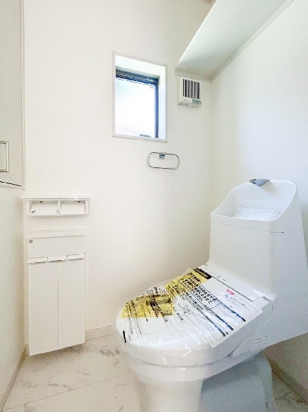 スッキリとしたデザインのトイレは明かり取りの窓からも光が取り込まれ日中は電気を消していてもご使用いただける明るさとなっております。