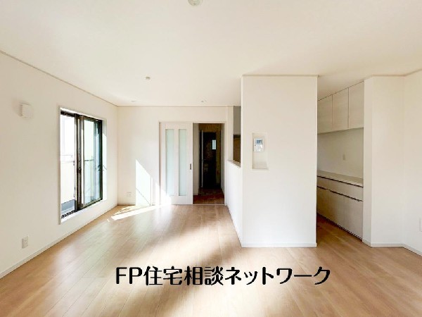 オープンでのびやかな空間を生み出す、こだわりの広がりとゆとり。家族と過ごす時間を大切にしたい方にぴったりの明るくゆとりある住空間です。窓からの日差しがリビングの隅々までしっかりと届きます！