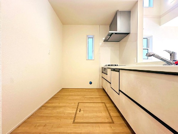 ☆☆ゆったりとしたキッチンスペース☆☆  家族の元気の源　それがこのキッチンです♪ひろびろとしたキッチンスペースには沢山の調理器具や調味料が収納でき、大きな流しもついてます　毎日のお料理が楽しみです♪