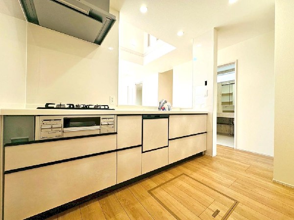 キッチンは開放感のあるカウンタータイプを採用　家事をしながらリビング・ダイニングが見渡せ、窓からはたくさんの光が差し込みます♪