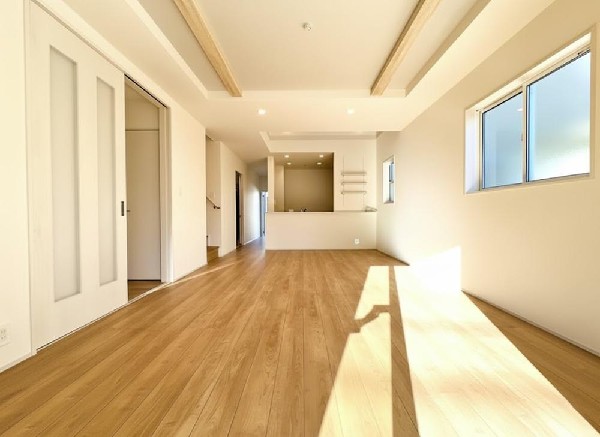 家族の思いを抱きながら、平和であることに感謝したくなる悠久の時。あたかかく感じるのは、陽当りだけではなかった！広く和やかに暮らせる空間と、家族の存在が胸にジーンと響きわたる。