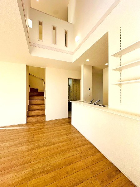 リビング上部は開放的な吹抜けがあります♪