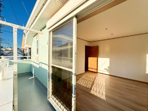 広がる景色がまるで絵画のように感じる。あたたかな光あふれる家族の憩いの場。