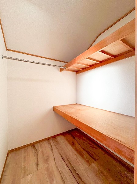 何度も読んだお気に入りの本、大切な人にもらったバック、子どもが描いてくれた似顔絵。まとめて大事に閉まっておける広々収納。