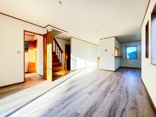 家族の日常が刻まれる大切な空間。窓からのあたたかな光が家族団らんに花を添える。