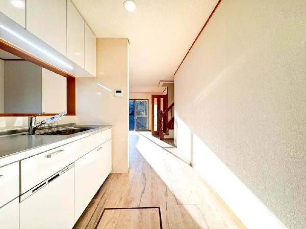 背面が広くなっていて、収納や調理家電を置けるスペースになっているので、ご夫婦でお料理を楽しめそうです。