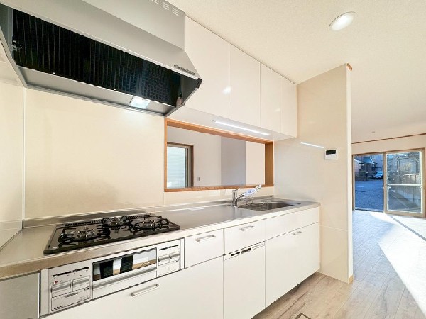 朝起きてきたら、ママの笑顔と「おはよう！」の声がカウンターキッチンから気持ちよく迎えてくれる。夕暮れ時にはスープの匂いに誘われ、ご家族の戸を開く音が。幸せのそんな1シーン！