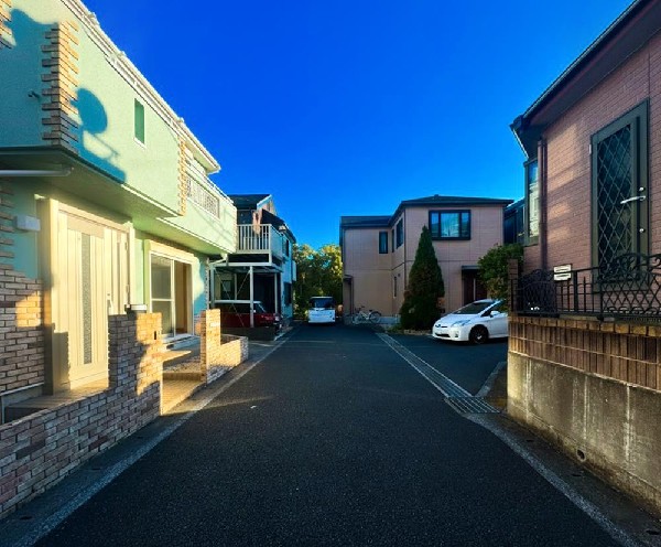 外観:前面道路は車通りの少ない道路。段差もなくお車の出し入れが苦手な方も駐車しやすそうです。