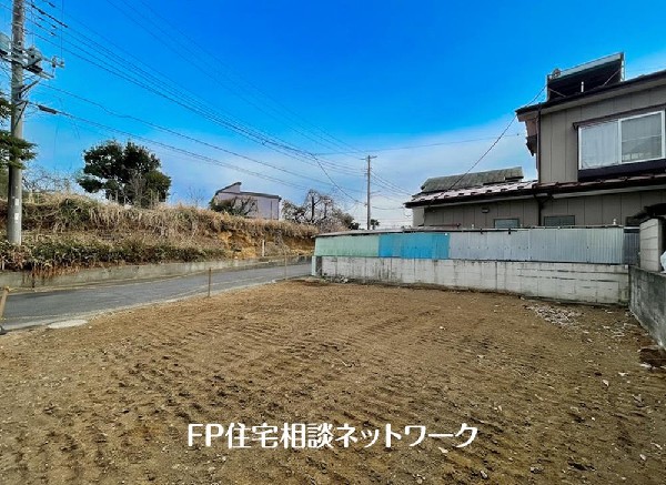 外観:前面道路は車通りの少ない道路。お車の出し入れが苦手なママや小さなお子様にも安心ですね。しっかり舗装もされているので、ベビーカーや自転車で通っても快適に通行できます。