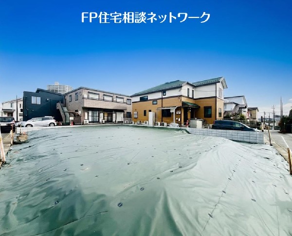 外観:日当たりが良く開放感のある角地です。 2方向から光や風を取り込めるため、明るく快適な住まいが実現！角地は2方向どちらにも玄関を設けられるため、間取りの自由度が高い点も魅力です。