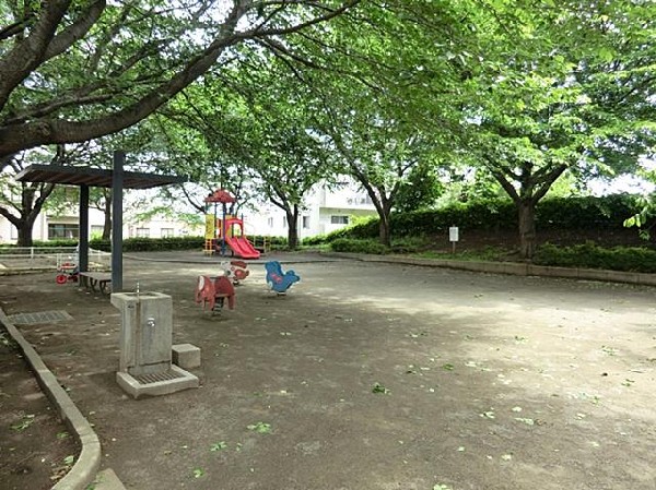周辺環境:二俣川二丁目第二公園(二俣川二丁目第二公園まで450m)