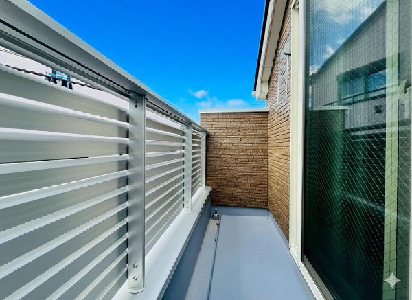 第一種低層住居専用地域の良好な住環境が保たれたエリア。低層の一戸建てを中心とした街並みが整然と続き、周辺は高い建物が建っていないので、採光や開放性に恵まれています。