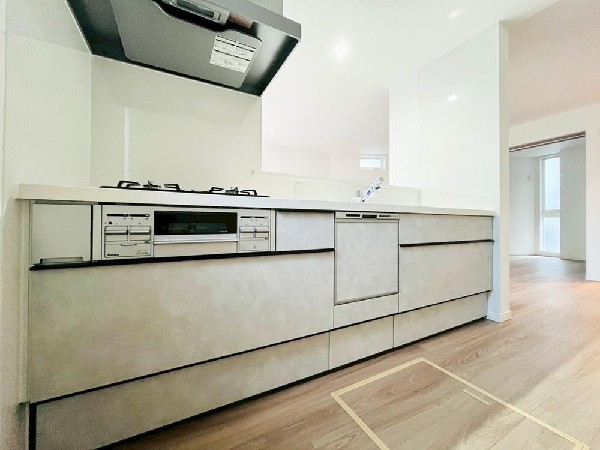 リビングのお子様を見守りながらお料理が出来る対面式カウンターキッチン。ご家族との会話がはずみます。