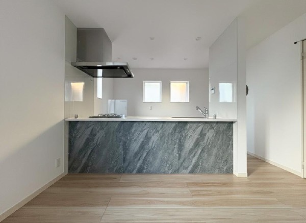 リビングを見渡せる対面式キッチンは、ご家族との会話もできて毎日のお料理が楽しくなります。リビングで遊ぶお子様にも目が届くので安心して家事が出来ますね。