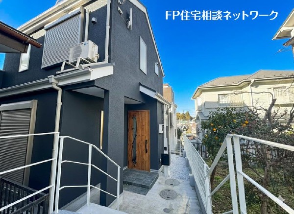 外観:第一種低層住居専用地域の良好な住環境が保たれたエリア。低層の一戸建てを中心とした街並みが整然と続き、周辺は高い建物が建っていないので、採光や開放性に恵まれています。