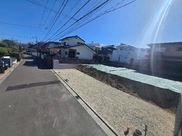 外観:前面道路は閑静な住宅地をはしる車通りの少ない道路です。