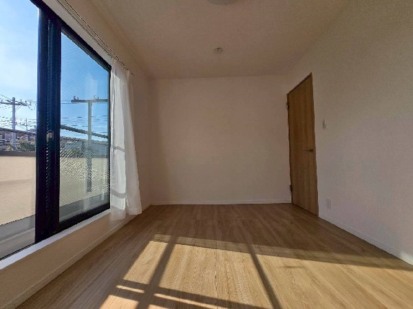 たくさんの光を取り込める大きな窓