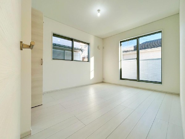 光が沢山取り込める大きな窓。日差しを長時間受ける事が出来る暖かいお部屋です。もちろんペアガラスなので、遮音性に優れ、結露も発生しにくい構造。サッシ周りのカビが発生しにくくなりますね。