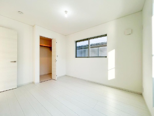 居室には収納クローゼットを完備！普段使いのお洋服や小物はもちろん、季節物のお洋服などもしっかりと整理整頓おしまい頂けます。居室空間をより広く隅々までお使いいただけますね。