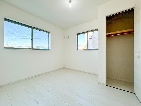 2面採光でお部屋の隅々まで明るい居室。おひさまの光を、爽やかな風をたっぷりと取り込めます。居室内はいつも明るい印象ですので、気持ちの良い朝を迎えられそう。毎日の生活も自然と明るくなりますね。