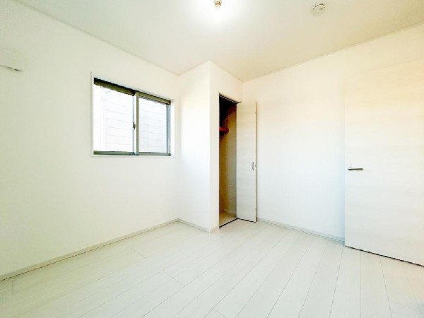 日差しを長時間受ける事が出来る暖かいお部屋です。もちろんペアガラスなので、遮音性にも優れ結露も発生しにくい構造。サッシ周りのカビが発生しにくくなりますね。