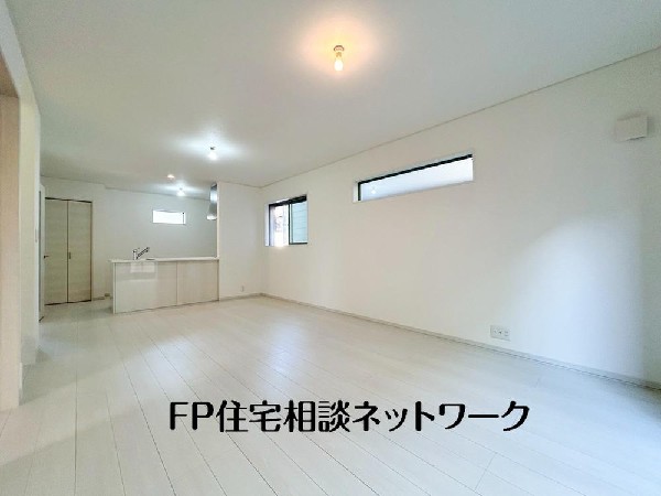 大切なご家族が集まるＬＤＫはこだわりたいですね！休日はおひさまの光をたっぷりと取りこめるリビングでゆったりと過ごしませんか？子供たちが元気に笑いながら走り回っている姿が目に浮かぶ空間です。