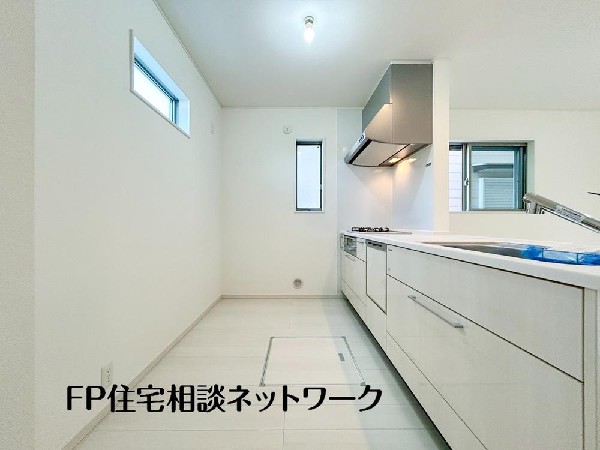 対面式のカウンターキッチンは、出来上がったお料理をカウンターに並べてお子様が運ぶなど、お手伝いの時間も増えそうですね！家族と会話をしながら料理を楽しめ一体感を感じられるキッチン。