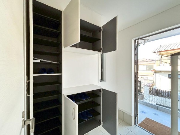 外観:玄関にはシューズボックスの他に何かと便利な収納スペースを兼ね備えており来客時にも玄関がキレイ、すっきりとした状態でお迎えできます！