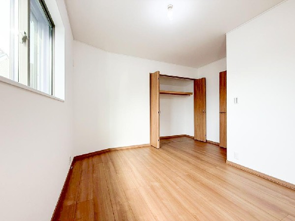 光が沢山取り込める大きな窓。日差しを長時間受ける事が出来る暖かいお部屋です。もちろんペアガラスなので、遮音性に優れ、結露も発生しにくい構造。サッシ周りのカビが発生しにくくなりますね。