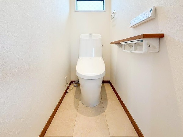 スッキリとしたデザインのトイレは明かり取りの窓からも光が取り込まれ日中は電気を消していてもご使用いただける明るさとなっております。