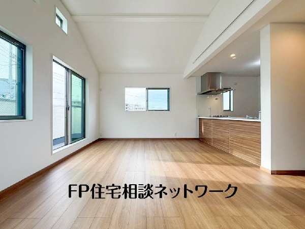 オープンでのびやかな空間を生み出す、こだわりの広がりとゆとり。家族と過ごす時間を大切にしたい方にぴったりの明るくゆとりある住空間です。窓からの日差しがリビングの隅々までしっかりと届きます！