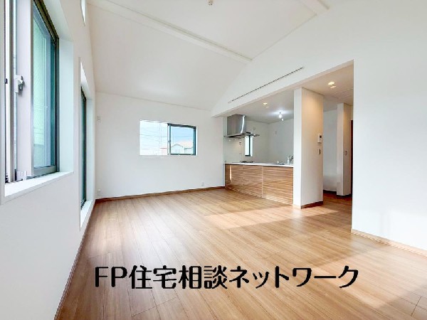 家族と過ごす時間を大切にする方にピッタリのゆとりの住空間です。お子様が元気に走り回っても安心して見守れます。家族の笑い声が今にも目に浮かびそうですね。