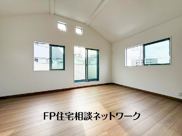 ご家族が集まるからこそＬＤＫは拘りたいですよね！日光をたっぷりと取りこめるリビングでゆったりと過ごしませんか？子供たちが元気に笑いながら走り回っている姿が目に浮かぶ空間です。