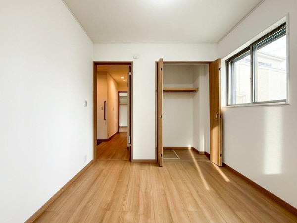 光が取り込みやすい2面採光の居室。日当たり良好です。クローゼットを完備し、収納スペースも十分。初めてのお子様にとっての「自分の部屋」。学習デスクやベッドの配置もラクラクです。