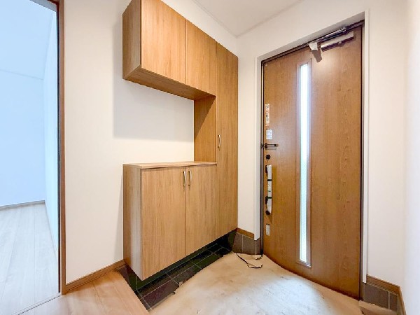 外観:気持ちの良い一日の始まりは笑顔でスタートしたいですよね。玄関ホールがスッキリ広々としていると帰る時も出ていく時も気持ちが良いものです！