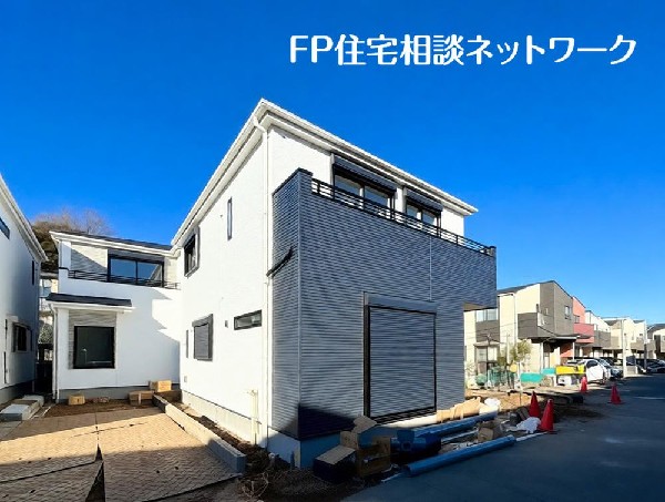 外観:白を基調に2種類のアクセントカラーで個性を演出、爽やかな中にもあたたかみを感じさせるデザイン。青空を背景に凛と立つスタイリッシュな外観が、住まう人に誇りを与えてくれます。