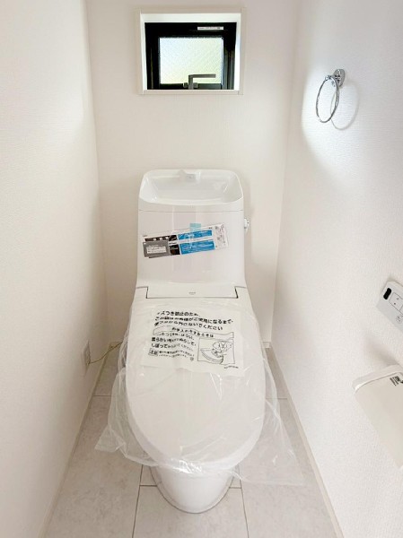 スッキリとしたデザインのトイレは明かり取りの窓からも光が取り込まれ日中は電気を消していてもご使用いただける明るさとなっております。