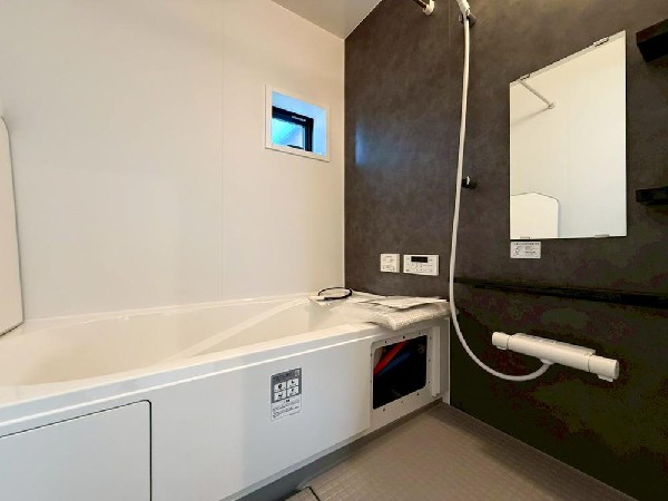 ゆったりとくつろげる広々バス。足までしっかりと伸ばせる浴槽は、心身ともにしっかりと疲れを癒してくれます。お子様とも一緒に浸かれ、ご家族みんなで一緒にバスタイムを楽しめますね♪