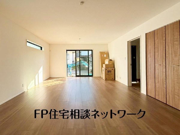 大切なご家族が集まるＬＤＫはこだわりたいですね！休日はおひさまの光をたっぷりと取りこめるリビングでゆったりと過ごしませんか？子供たちが元気に笑いながら走り回っている姿が目に浮かぶ空間です。