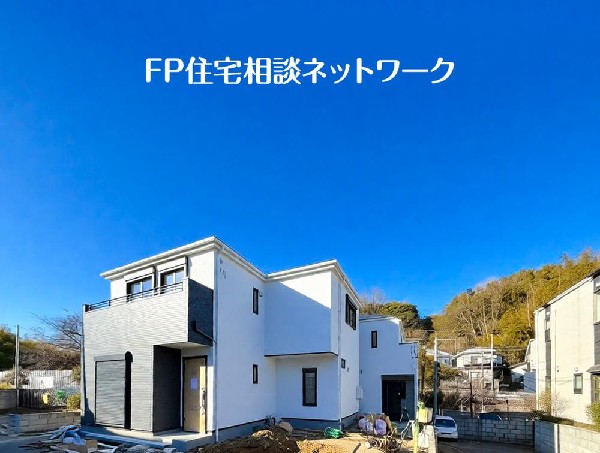 外観:四季を通じて自然と触れ合えるスポットが周辺には盛りだくさん！お散歩やジョギング、週末のご家族での遊びに最適です。目の前に広がる開放感とゆとり、暮らしの夢を育む理想の住まいがここにはあります。