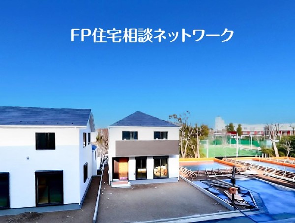 外観:四季を通じて自然と触れ合えるスポットが周辺には盛りだくさん！お散歩やジョギング、週末のご家族での遊びに最適です。目の前に広がる開放感とゆとり、暮らしの夢を育む理想の住まいがここにはあります。