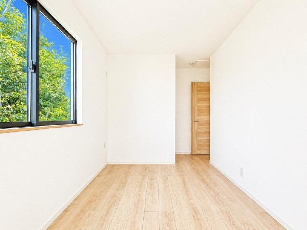2面採光でお部屋の隅々まで明るい居室。おひさまの光を、爽やかな風をたっぷりと取り込めます。居室内はいつも明るい印象ですので、気持ちの良い朝を迎えられそう。毎日の生活も自然と明るくなりますね。