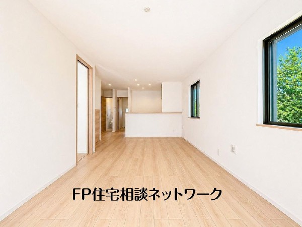 オープンでのびやかな空間を生み出す、こだわりの広がりとゆとり。家族と過ごす時間を大切にしたい方にぴったりの明るくゆとりある住空間です。窓からの日差しがリビングの隅々までしっかりと届きます！