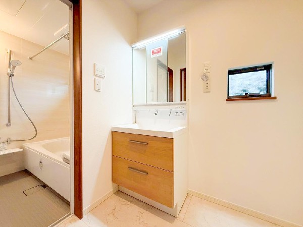 ゆとりのある洗面スペースで、朝の身支度やお掃除・片付けも快適スムーズです。３面鏡で髪のセットやお化粧もストレスなくこなせ、朝から気分良く通勤通学に向かえそうですね！