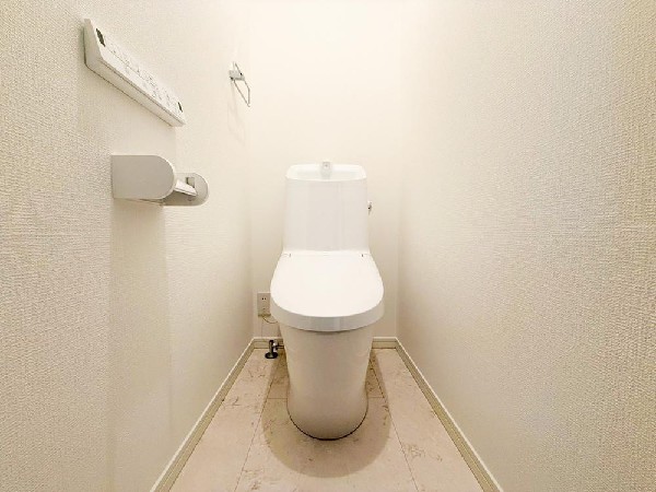 スッキリとしたデザインのトイレは明かり取りの窓からも光が取り込まれ日中は電気を消していてもご使用いただける明るさとなっております。