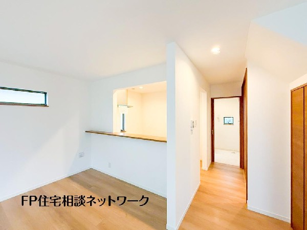 家族と過ごす時間を大切にする方にピッタリのゆとりの住空間です。お子様が元気に走り回っても安心して見守れます。家族の笑い声が今にも目に浮かびそうですね。