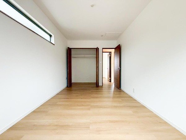 居室には収納クローゼットを完備！普段使いのお洋服や小物はもちろん、季節物のお洋服などもしっかりと整理整頓おしまい頂けます。居室空間をより広く隅々までお使いいただけますね。