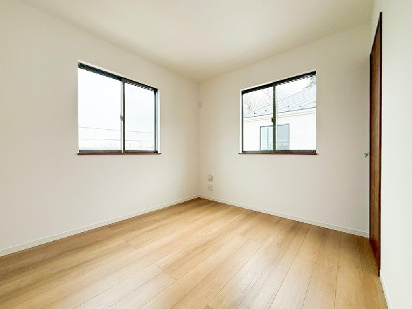 光が取り込みやすい2面採光の居室。日当たり良好です。クローゼットを完備し、収納スペースも十分。初めてのお子様にとっての「自分の部屋」。学習デスクやベッドの配置もラクラクです。